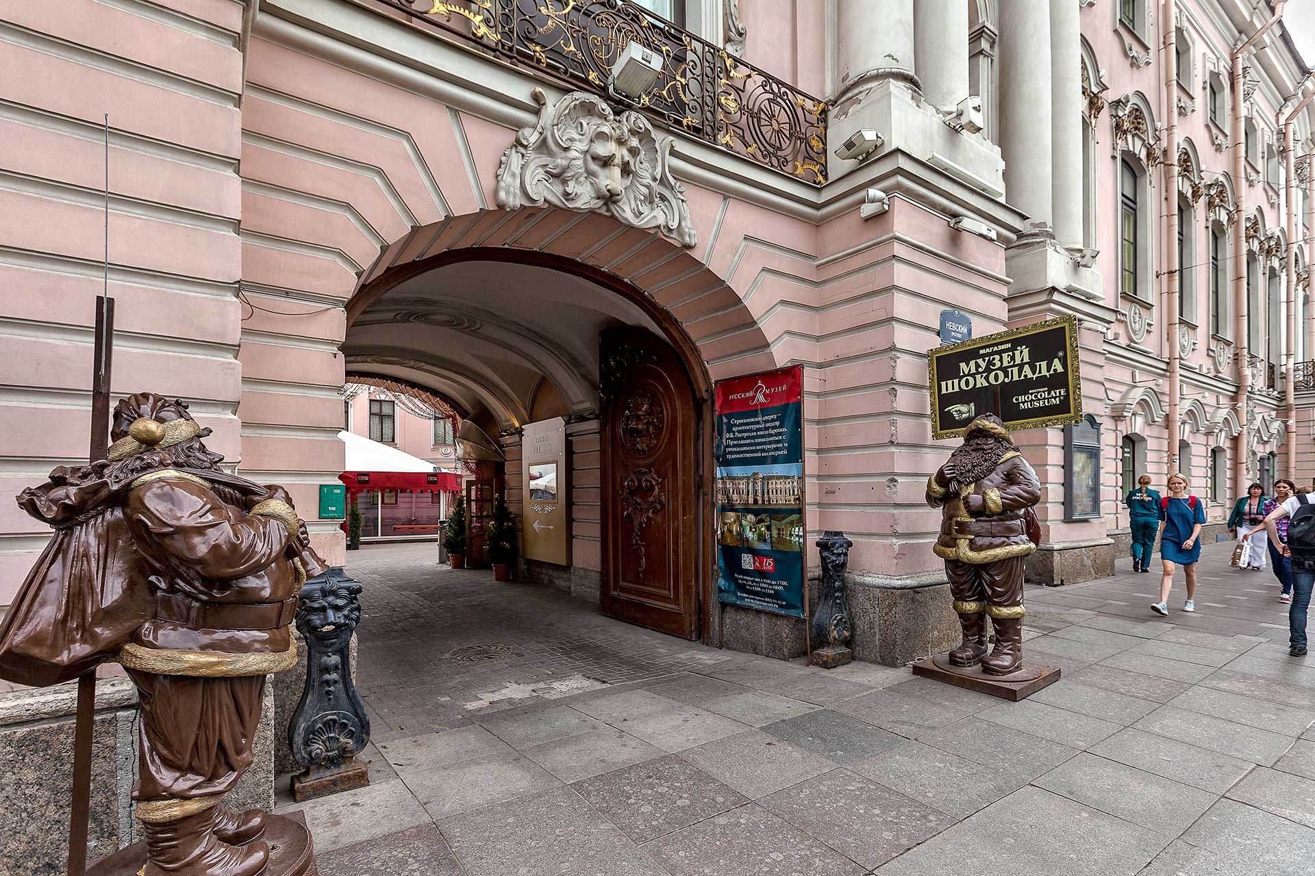 Шоколад и фигуры из Музея шоколада